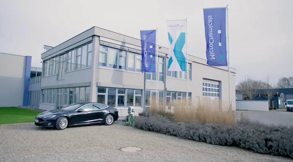 Elektroauto lädt auf Firmenparkplatz