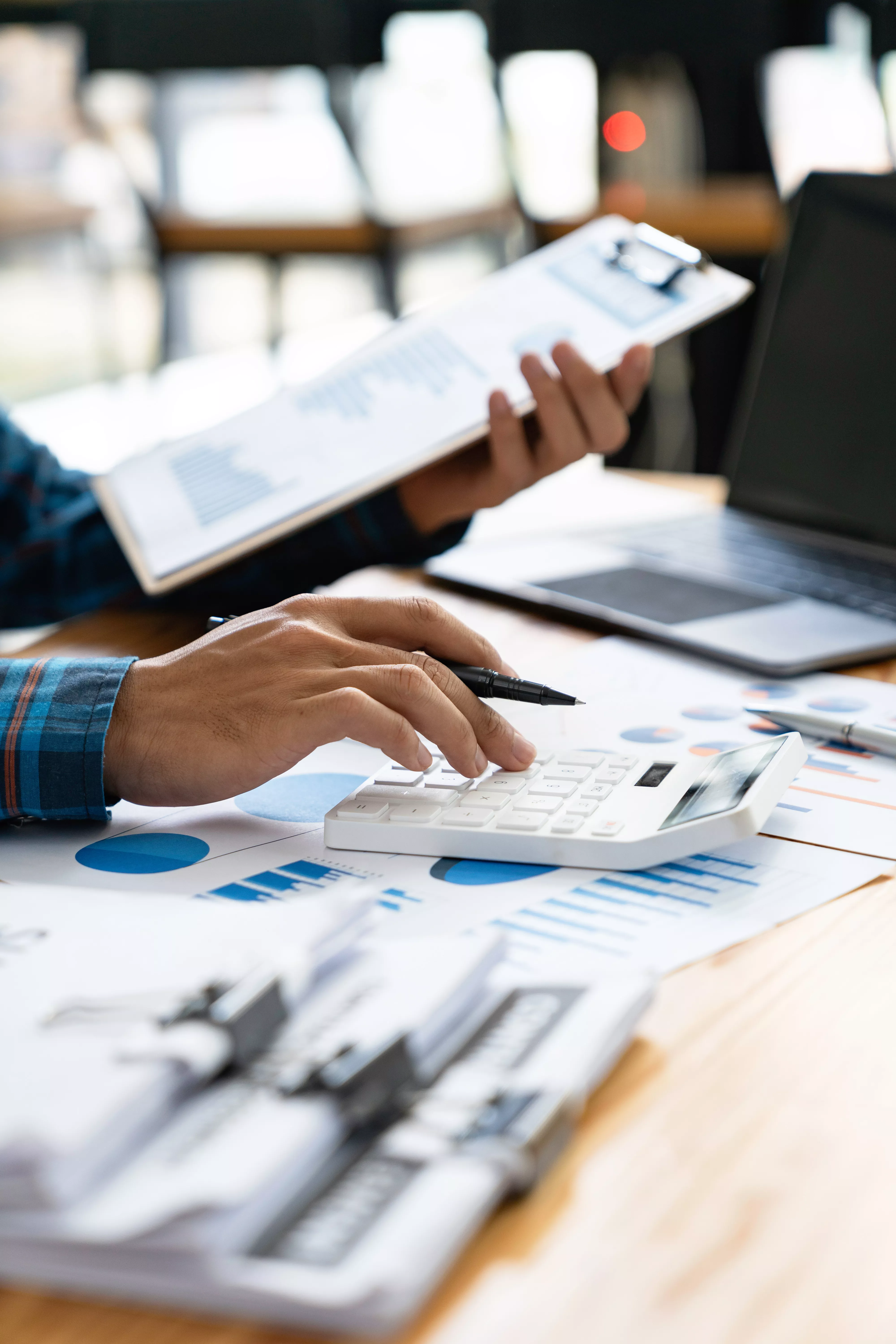 Mann macht Abrechnung mit Taschenrechner